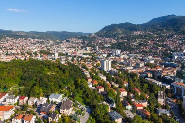 Saraybosna 'nın en tepeden panoramik manzarası. Bosna-Hersek