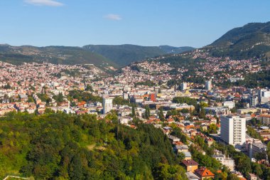 Saraybosna 'nın en tepeden panoramik manzarası. Bosna-Hersek