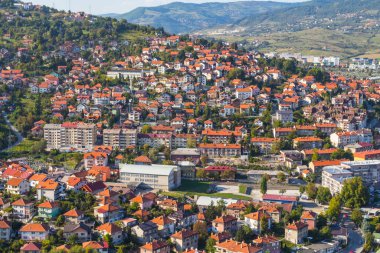 Tepeden Saraybosna 'nın panoramik manzarası. Bosna-Hersek