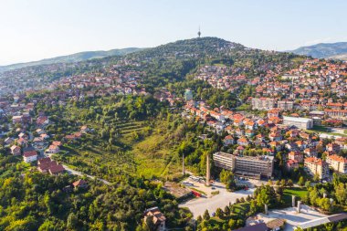 Tepeden Saraybosna 'nın panoramik manzarası. Bosna-Hersek