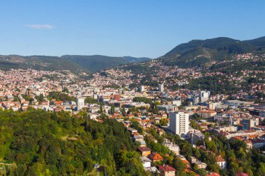 Saraybosna 'nın en tepeden panoramik manzarası. Bosna-Hersek