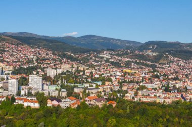 Tepeden Saraybosna 'nın panoramik manzarası. Bosna-Hersek