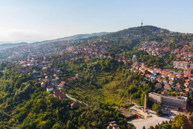 Tepeden Saraybosna 'nın panoramik manzarası. Bosna-Hersek