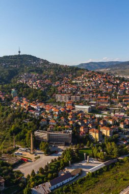 Tepeden Saraybosna 'nın panoramik manzarası. Bosna-Hersek