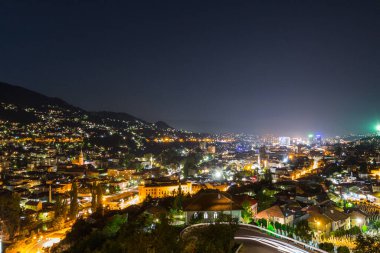 Saraybosna 'nın gece panoramik manzarası. Bosna-Hersek