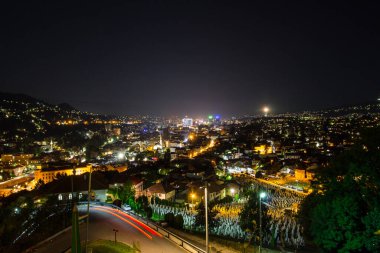 Saraybosna 'nın gece panoramik manzarası. Bosna-Hersek