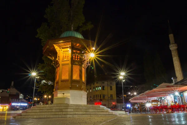 Vista Noturna Fonte Histórica Sebilj Cidade Velha Sarajevo Bósnia Herzegovina — Fotografia de Stock