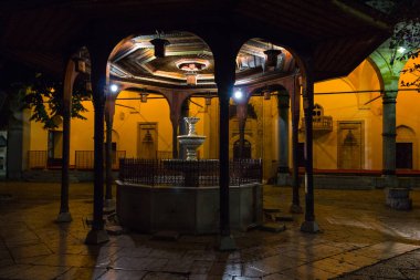 Saraybosna 'daki Gazi Husrev-Dilenci Camii' ndeki tarihi çeşmenin gece manzarası. Bosna-Hersek