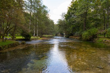 Sonbaharda Saraybosna 'daki Vrelo Bosne Parkı' nda bir rezervuar. Bosna-Hersek