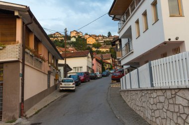 Saraybosna 'nın tarihi bölgesinde dar bir sokakta. Bosna-Hersek