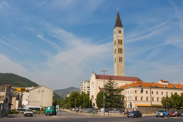 Mostar 'daki Peter ve Paul Fransisken Kilisesi manzarası. Bosna-Hersek