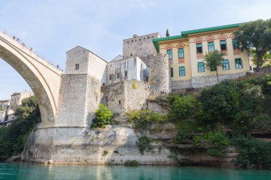 Mostar 'daki tarihi Eski Köprü manzarası. Bosna-Hersek