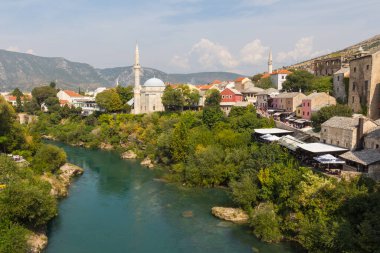 Mostar 'ın Eski Kasabası' ndaki Koski Mehmed Paşa Camii manzarası. Bosna-Hersek