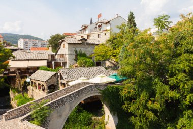 Mostar 'ın Eski Kasabası' ndaki tarihi Eğimli Köprü manzarası. Bosna-Hersek