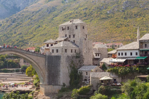 位于莫斯塔尔老城的旧桥塔景 波斯尼亚和黑塞哥维那 — 图库照片