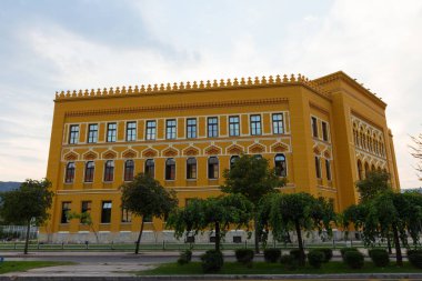 Mostar 'daki güzel sarı bina. Bosna-Hersek