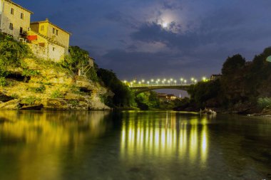 Mostar 'daki Liman Köprüsü' nün gece görüşü. Bosna-Hersek