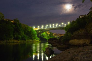 Mostar 'daki Liman Köprüsü' nün gece görüşü. Bosna-Hersek
