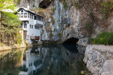 Blagaj 'daki kayanın altındaki Derviş Evi' nin güzel manzarası. Bosna-Hersek
