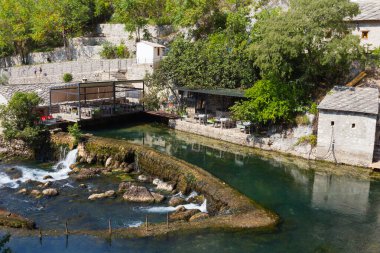 Bosna 'nın Blagaj kasabasındaki Buna Nehri manzarası.