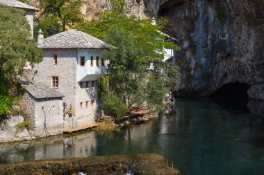 Blagaj 'daki kayanın altındaki Derviş Evi' nin güzel manzarası. Bosna-Hersek