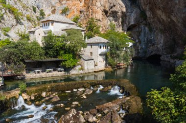 Blagaj 'daki kayanın altındaki Derviş Evi' nin güzel manzarası. Bosna-Hersek