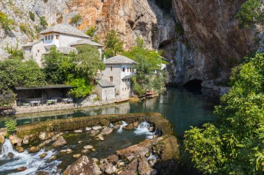 Blagaj 'daki kayanın altındaki Derviş Evi' nin güzel manzarası. Bosna-Hersek