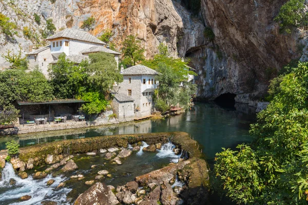 Hermosa Vista Casa Dervish Bajo Roca Blagaj Bosnia Herzegovina —  Fotos de Stock
