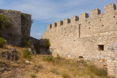 Blagaj 'daki tarihi Stjepan Kalesi' nin manzarası. Bosna-Hersek