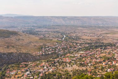 Güneşli bir günde Blagaj kasabasındaki dağın tepesinden manzarayı izleyin. Bosna-Hersek