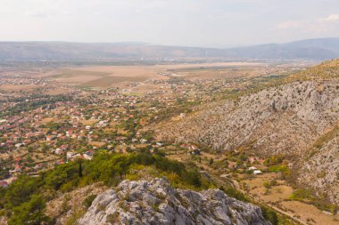 Güneşli bir günde Blagaj kasabasındaki dağın tepesinden manzarayı izleyin. Bosna-Hersek