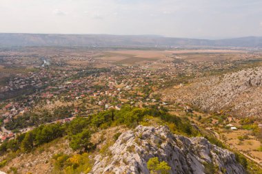 Güneşli bir günde Blagaj kasabasındaki dağın tepesinden manzarayı izleyin. Bosna-Hersek