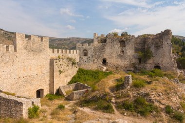 Blagaj 'daki tarihi Stjepan Kalesi' nin manzarası. Bosna-Hersek