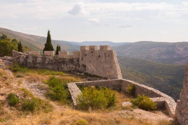 Blagaj 'daki tarihi Stjepan Kalesi' nin manzarası. Bosna-Hersek