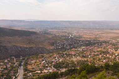 Güneşli bir günde Blagaj kasabasındaki dağın tepesinden manzarayı izleyin. Bosna-Hersek