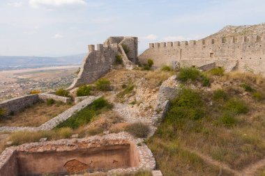Blagaj 'daki tarihi Stjepan Kalesi' nin manzarası. Bosna-Hersek