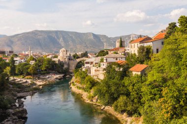 Mostar 'daki tarihi Eski Köprü manzarası. Bosna-Hersek