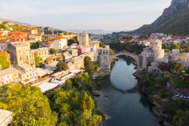 Mostar 'daki tarihi Eski Köprü manzarası. Bosna-Hersek