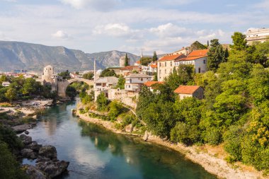 Mostar 'daki tarihi Eski Köprü manzarası. Bosna-Hersek