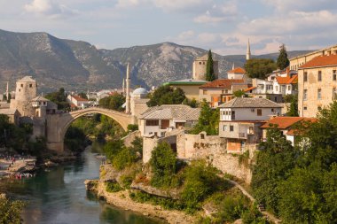 Mostar 'daki tarihi Eski Köprü manzarası. Bosna-Hersek