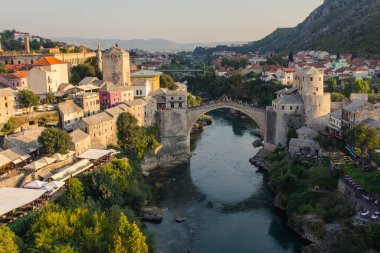 Mostar 'daki tarihi Eski Köprü manzarası. Bosna-Hersek
