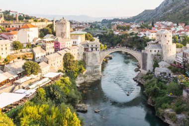 Mostar 'daki tarihi Eski Köprü manzarası. Bosna-Hersek