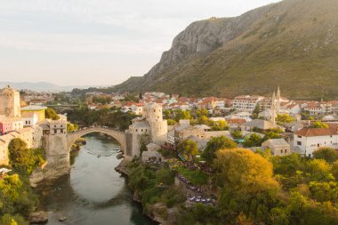 Mostar 'daki tarihi Eski Köprü manzarası. Bosna-Hersek