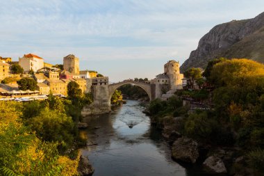 Gün batımında Mostar 'daki tarihi Eski Köprü manzarası. Bosna-Hersek
