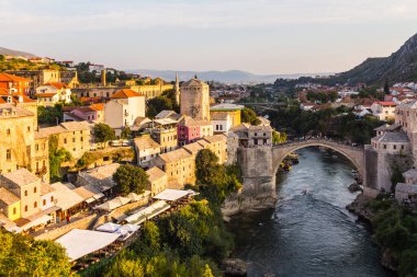 Gün batımında Mostar 'daki tarihi Eski Köprü manzarası. Bosna-Hersek