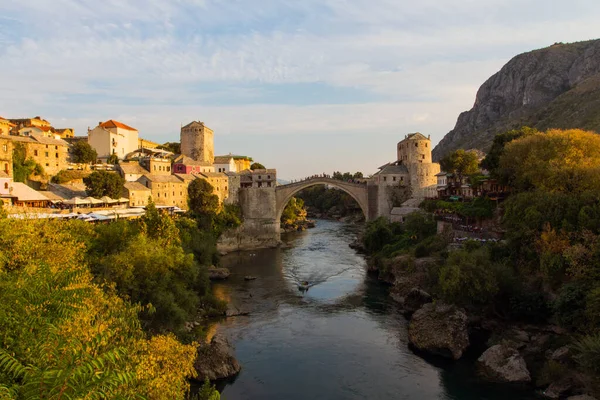 Gün batımında Mostar 'daki tarihi Eski Köprü manzarası. Bosna-Hersek