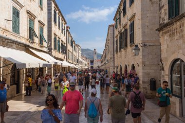 Eski Dubrovnik kasabasının merkez caddesi güneşli bir günde turistlerle doludur. Hırvatistan. 22 Eylül 2018