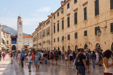 Eski Dubrovnik kasabasının merkez caddesi güneşli bir günde turistlerle doludur. Hırvatistan. 22 Eylül 2018