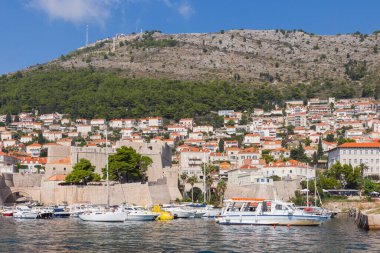 Güneşli bir günde Eski Dubrovnik Kasabası 'nın Eski Limanı manzarası. Hırvatistan