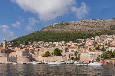 Güneşli bir günde Eski Dubrovnik Kasabası 'nın Eski Limanı manzarası. Hırvatistan